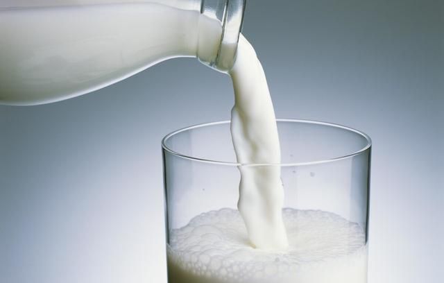 喝牛奶有美白作用吗？皮肤专家提醒：3件事做得好，有美白作用