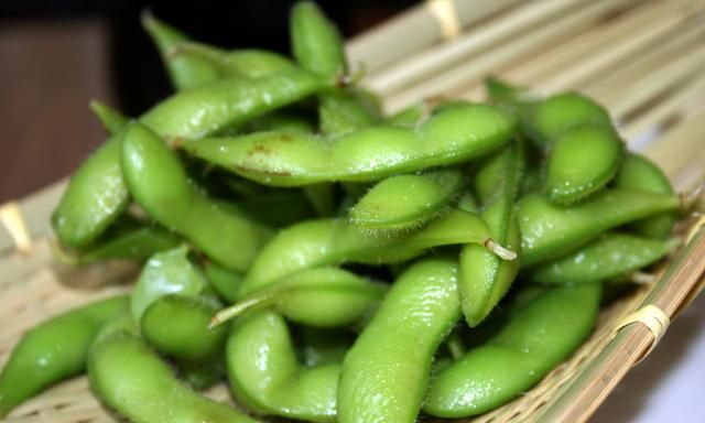 毛豆营养丰富又低卡，只要处理方法妥当，狗狗也能放心吃