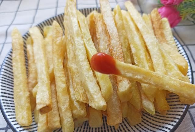 炸薯条的家常做法，3个土豆1把淀粉，酥脆可口，比肯德基的还好吃