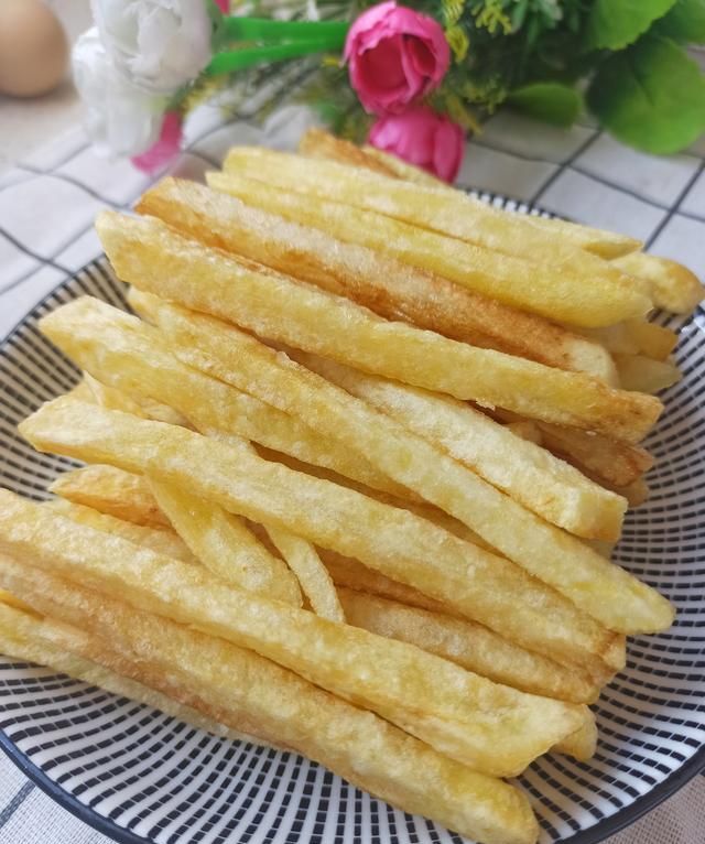 炸薯条的家常做法，3个土豆1把淀粉，酥脆可口，比肯德基的还好吃