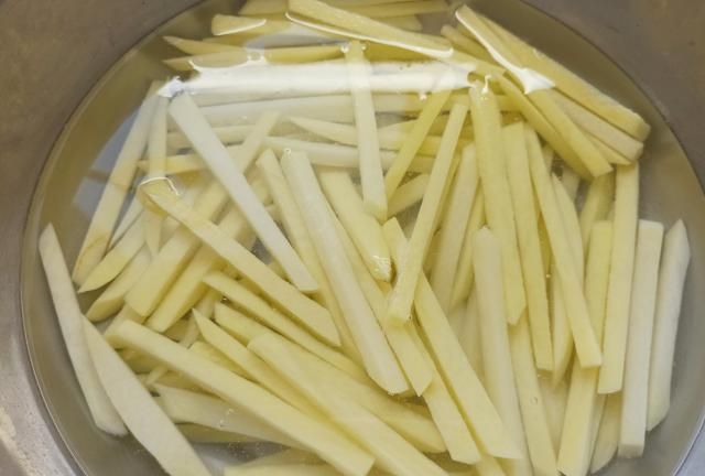 炸薯条的家常做法，3个土豆1把淀粉，酥脆可口，比肯德基的还好吃