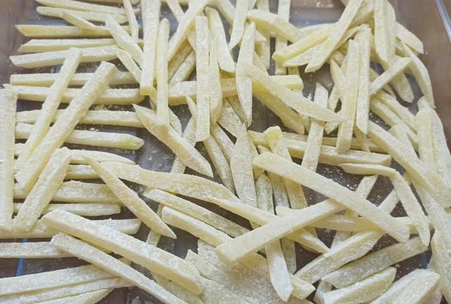 炸薯条的家常做法，3个土豆1把淀粉，酥脆可口，比肯德基的还好吃
