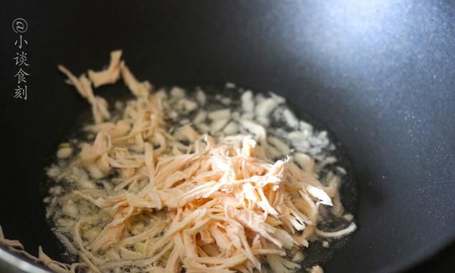 入夏，遇到此蔬菜我从不手软，拿回家一搓一炒，汤汁都要拌饭吃
