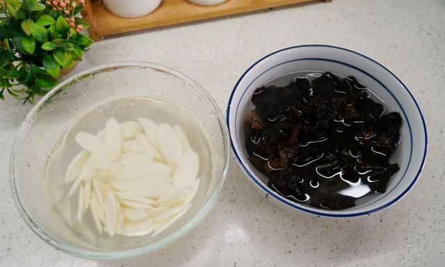 山药和木耳是绝配，建议：条件允许多吃几次，很多人不知道有啥用