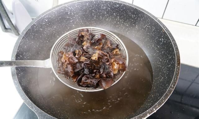 山药和木耳是绝配，建议：条件允许多吃几次，很多人不知道有啥用