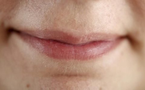 嘴唇起泡,无非是这3个原因,第一个较为常见的病因是