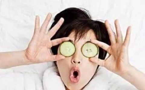 快速去眼袋黑眼圈鱼尾纹的方法(怎么样才能消除黑眼圈鱼尾纹)