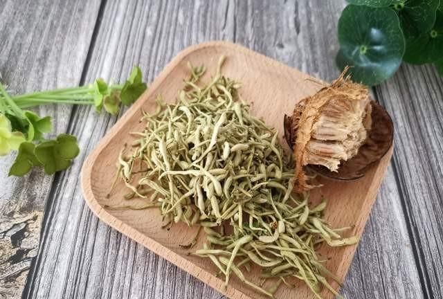 金银花和菊花泡水喝有什么功效(山楂菊花金银花一起泡水的功效)图11