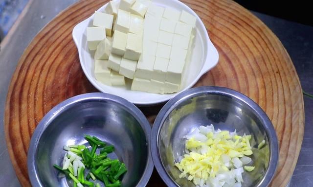 大厨教你麻辣豆腐正宗做法，亮油亮芡，麻辣鲜香，吃不腻的好味道