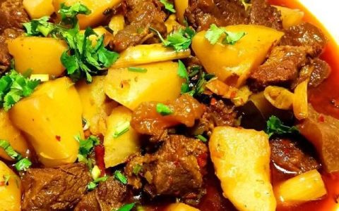 土豆炖牛肉怎么做好吃又烂(土豆炖牛肉老东北美食)