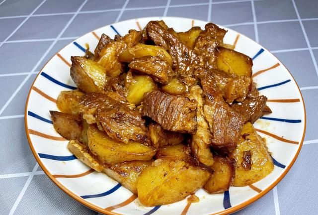 土豆炖牛肉怎么做好吃又烂(土豆炖牛肉老东北美食)图5