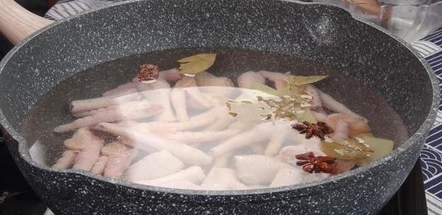 泡瓜的做法,泡椒鸡爪图6
