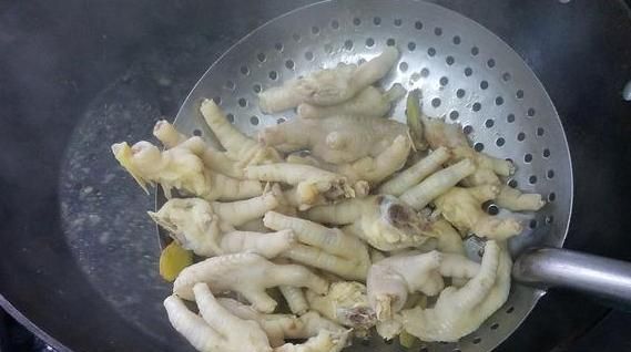 泡瓜的做法,泡椒鸡爪图7