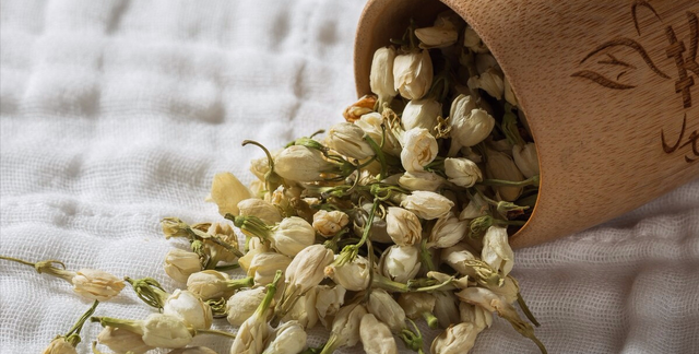 春饮花茶正当时，喝好这4款花茶，养颜降火、解春燥，别喝错