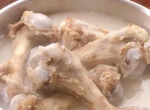 煮完骨头的汤怎么利用(煮完骨头留下的汤怎样利用)图2