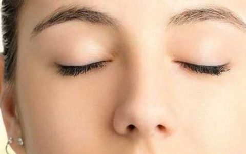 脸部肤色不均应该怎么改善呢