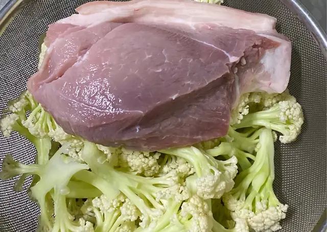 夏天做菜怕热吗？这样做花菜烧肉，肉烂，菜脆，全程没有一丝油烟