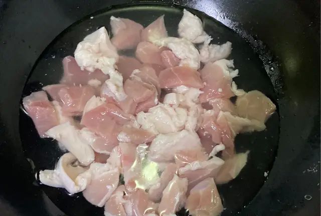 夏天做菜怕热吗？这样做花菜烧肉，肉烂，菜脆，全程没有一丝油烟