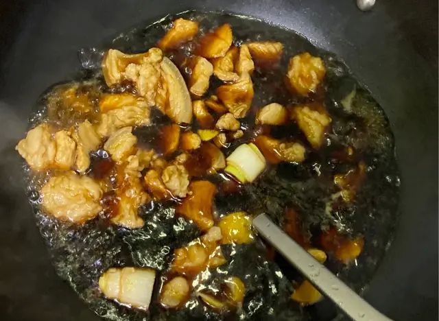 夏天做菜怕热吗？这样做花菜烧肉，肉烂，菜脆，全程没有一丝油烟