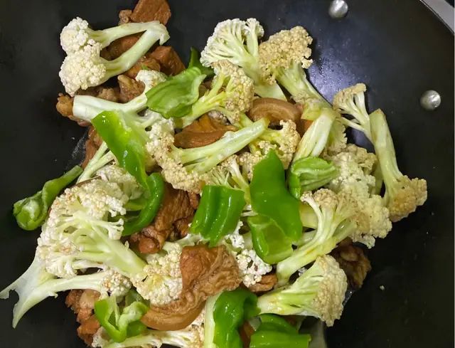 夏天做菜怕热吗？这样做花菜烧肉，肉烂，菜脆，全程没有一丝油烟