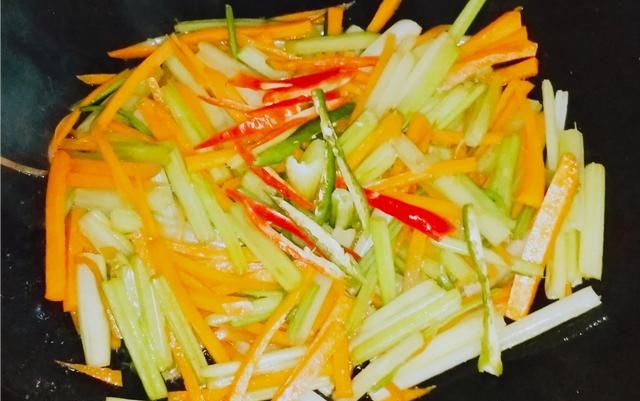 新鲜的红萝卜要怎么炒才好吃,食堂大锅菜红萝卜怎样炒好吃图6