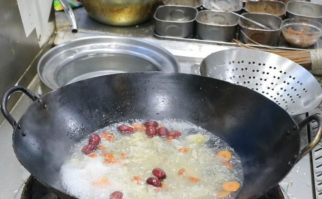 红枣银耳汤怎样做才好喝？大厨教你小绝招，做出来香甜浓郁又营养