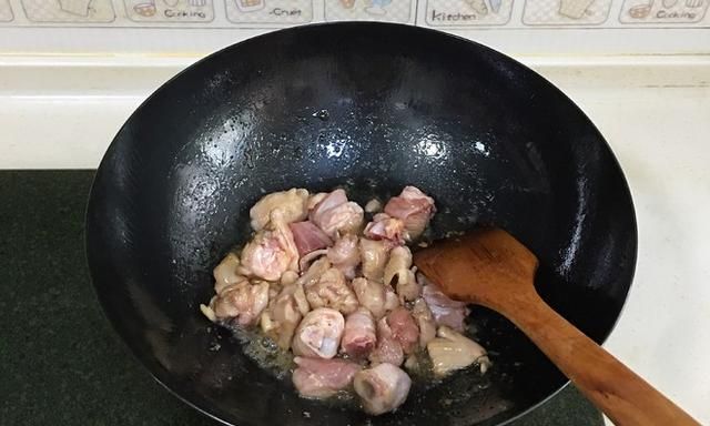 香菇炖鸡这样做，鸡肉一点也不柴，滑嫩入味，包裹着鲜甜的酱汁