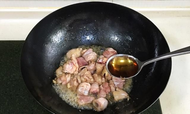 香菇炖鸡这样做，鸡肉一点也不柴，滑嫩入味，包裹着鲜甜的酱汁
