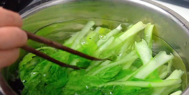 天热出汗多，吃点素馅饺子，营养丰富，清爽不油腻，全家人都爱吃