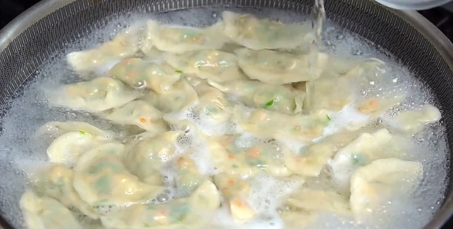 天热出汗多，吃点素馅饺子，营养丰富，清爽不油腻，全家人都爱吃