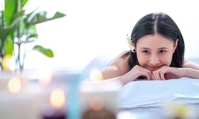 女子全身精油spa，大叔视若无物径直闯入，公序良俗的界限何在？