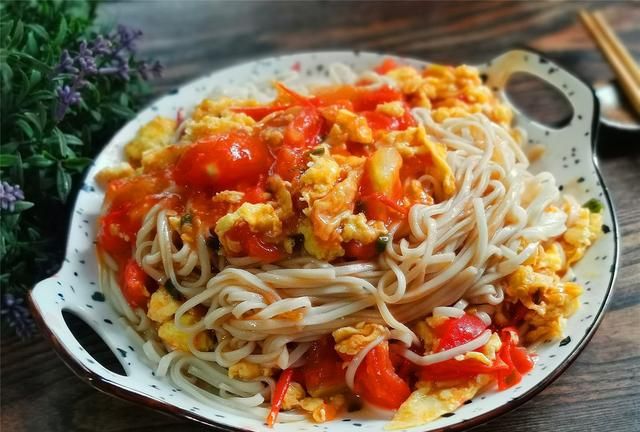 二伏吃面条，老传统不能丢，吃面条有讲究，这10道面条，败心火