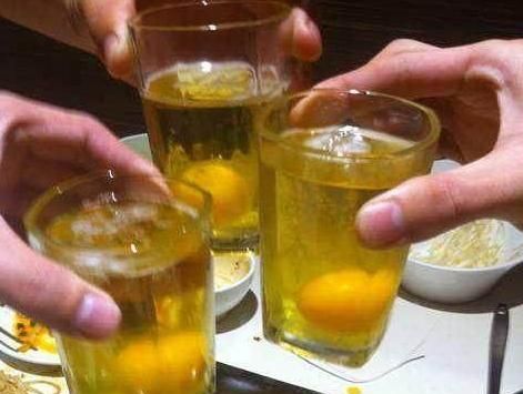 生鸡蛋倒在啤酒里是种什么吃法,啤酒兑生鸡蛋的喝法图2