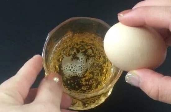 生鸡蛋倒在啤酒里是种什么吃法,啤酒兑生鸡蛋的喝法图3