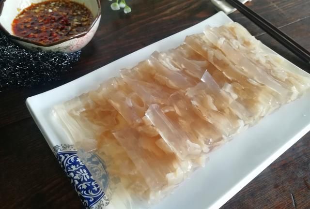 要过年了，学会猪皮冻的做法，过年家里招待客人，保证受欢迎