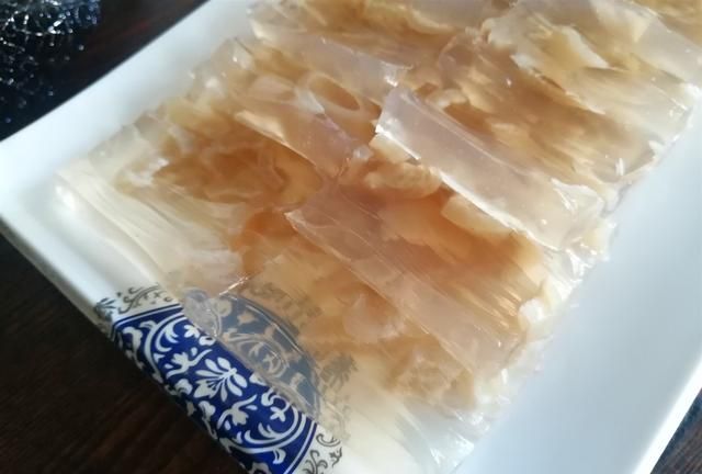 要过年了，学会猪皮冻的做法，过年家里招待客人，保证受欢迎