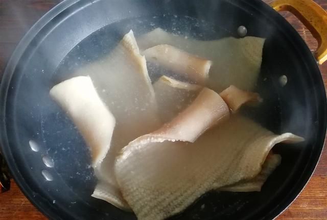 要过年了，学会猪皮冻的做法，过年家里招待客人，保证受欢迎