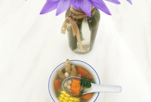 这菜俗称叫“鸡头米”，却是平价的燕窝，女人要多吃