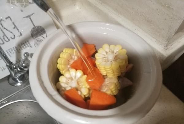 这菜俗称叫“鸡头米”，却是平价的燕窝，女人要多吃