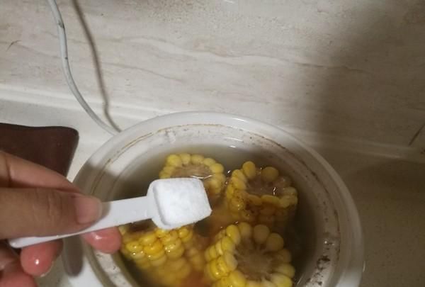 这菜俗称叫“鸡头米”，却是平价的燕窝，女人要多吃
