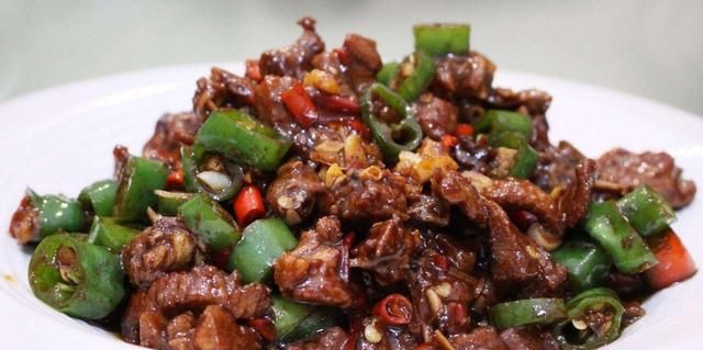栗子煲老鸭汤的功效(老鸭蘑菇枸杞汤的功效)图1