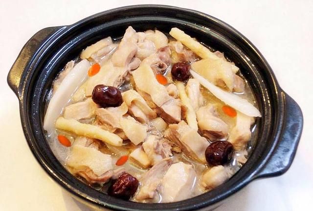 栗子煲老鸭汤的功效(老鸭蘑菇枸杞汤的功效)图2