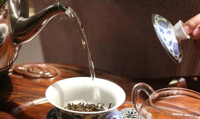 现在才明白！茶叶这样泡才会更好喝，这3个泡茶小妙招你都会吗？