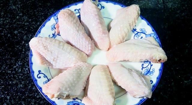 红烧鸡翅不放可乐的做法(红烧鸡翅不放糖酱油可乐的做法)图10
