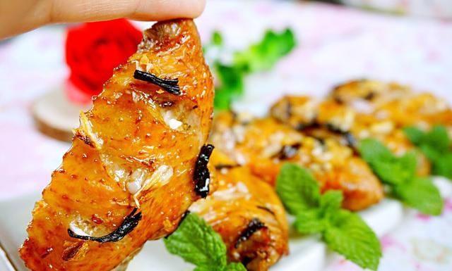 如何烤出美味的鸡翅(鸡翅烤出白色的圆球)图1