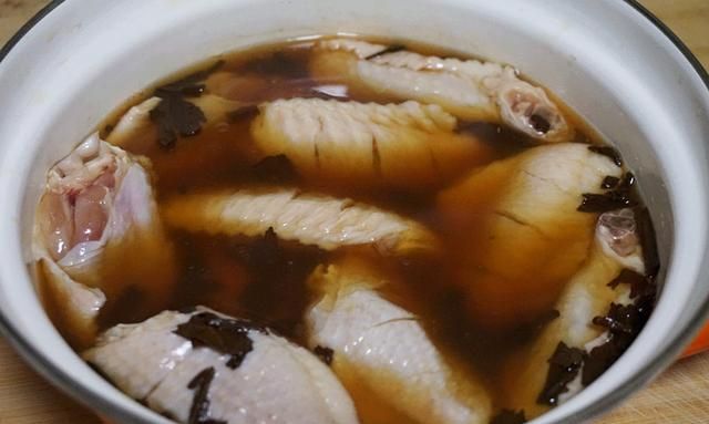 如何烤出美味的鸡翅(鸡翅烤出白色的圆球)图5