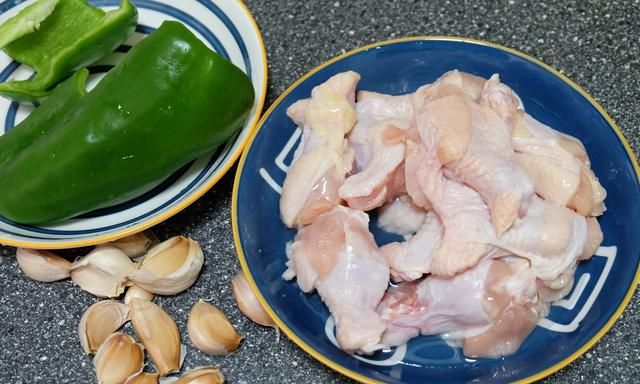 老家村里人都爱吃鸡肉，这做法简单可口又下饭，鲜嫩入味太好吃了