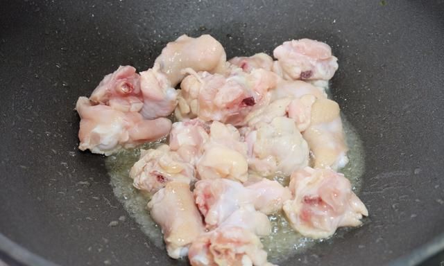 老家村里人都爱吃鸡肉，这做法简单可口又下饭，鲜嫩入味太好吃了