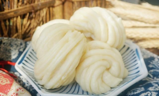 面粉别再只蒸馒头了，5种面食做法，学会了做给家人，好吃又过瘾