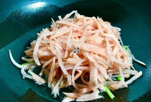 酸萝卜别只当泡菜吃，大厨教你新做法，爽口开胃助消化，全家最爱